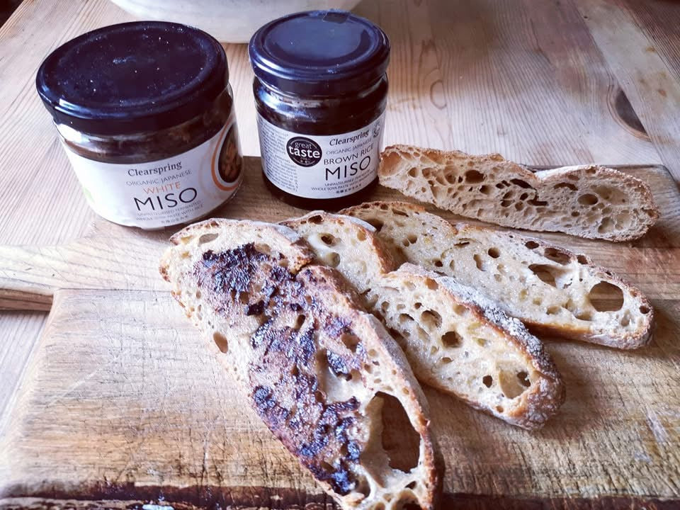 Raugintos duonos sumuštinis su sviestu ir miso pasta – sveikas užkandis vaikams ir suaugusiems