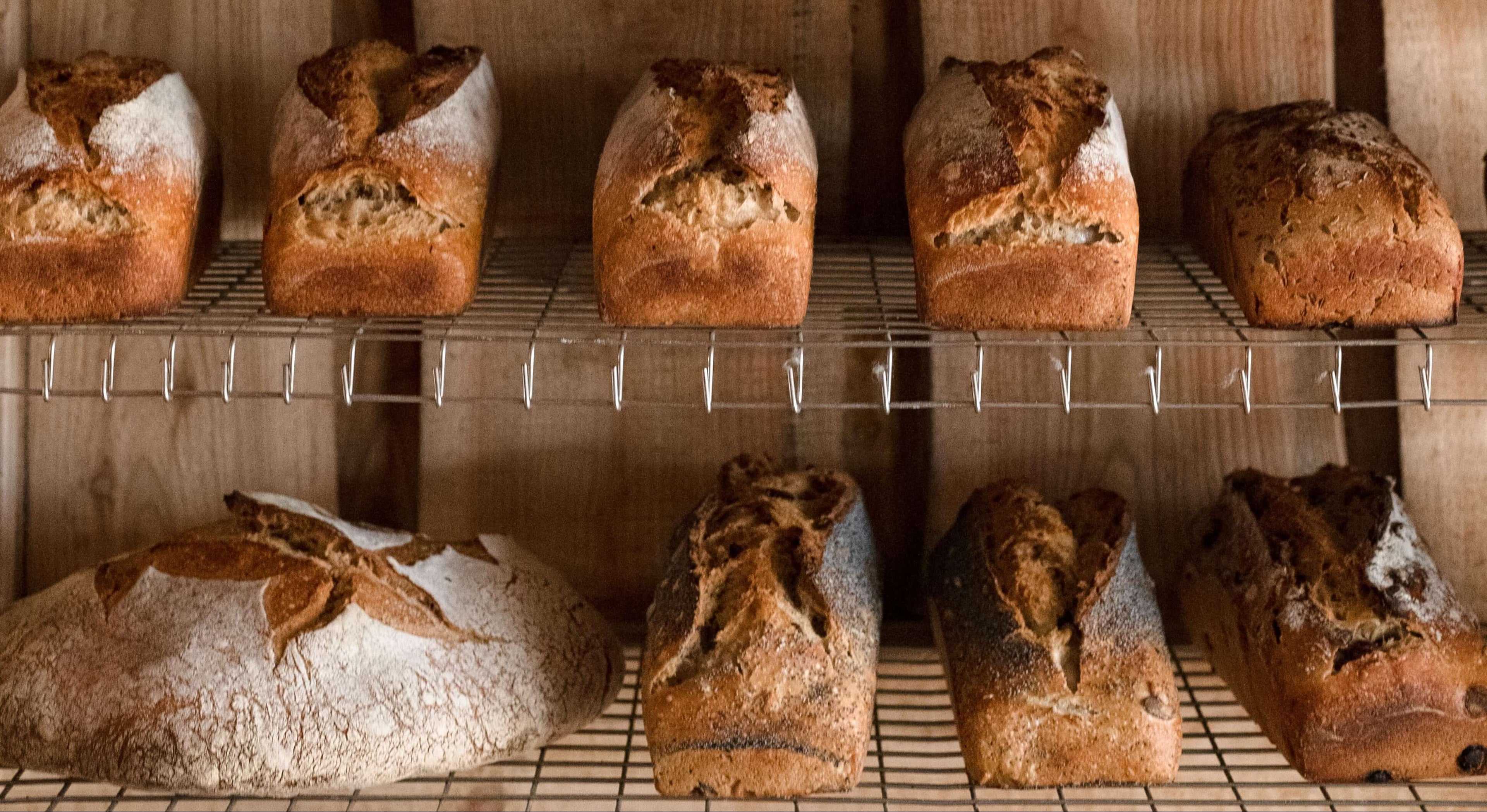 Gyva Duona produkcija prekybos vietose – lentynoje sudėta natūrali raugo duona