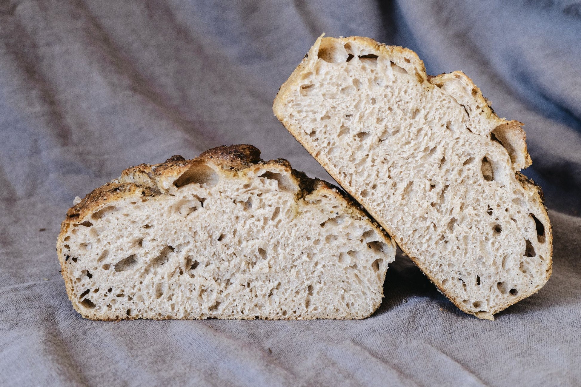 Šviežiai iškepta itališka raugo fokaccia su alyvuogių aliejumi ir žolelėmis – traški pluta, švelnus vidus